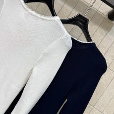 MIU家 26早秋新款 针织长袖上衣 采用羊毛针织面料 修身坑条肌理 弹力十足 精致蕾丝花边环绕领口与袖口 胸前logo MIU家 26早秋新款 针织长袖上衣 采用羊毛针织面料 修身坑条肌理 弹力十足 精致蕾丝花边环绕领口与袖口 胸前logo