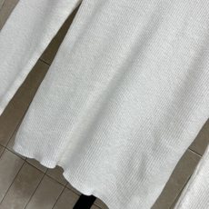 MIU家 26早秋新款 针织长袖上衣 采用羊毛针织面料 修身坑条肌理 弹力十足 精致蕾丝花边环绕领口与袖口 胸前logo MIU家 26早秋新款 针织长袖上衣 采用羊毛针织面料 修身坑条肌理 弹力十足 精致蕾丝花边环绕领口与袖口 胸前logo