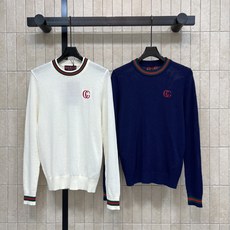 G家 26早秋新款 撞色条纹针织上衣 采用羊毛针织面料 经典红绿撞色条纹点缀领口与袖口 复古辨识度拉满 胸前精致红色双G G家 26早秋新款 撞色条纹针织上衣 采用羊毛针织面料 经典红绿撞色条纹点缀领口与袖口 复古辨识度拉满 胸前精致红色双G