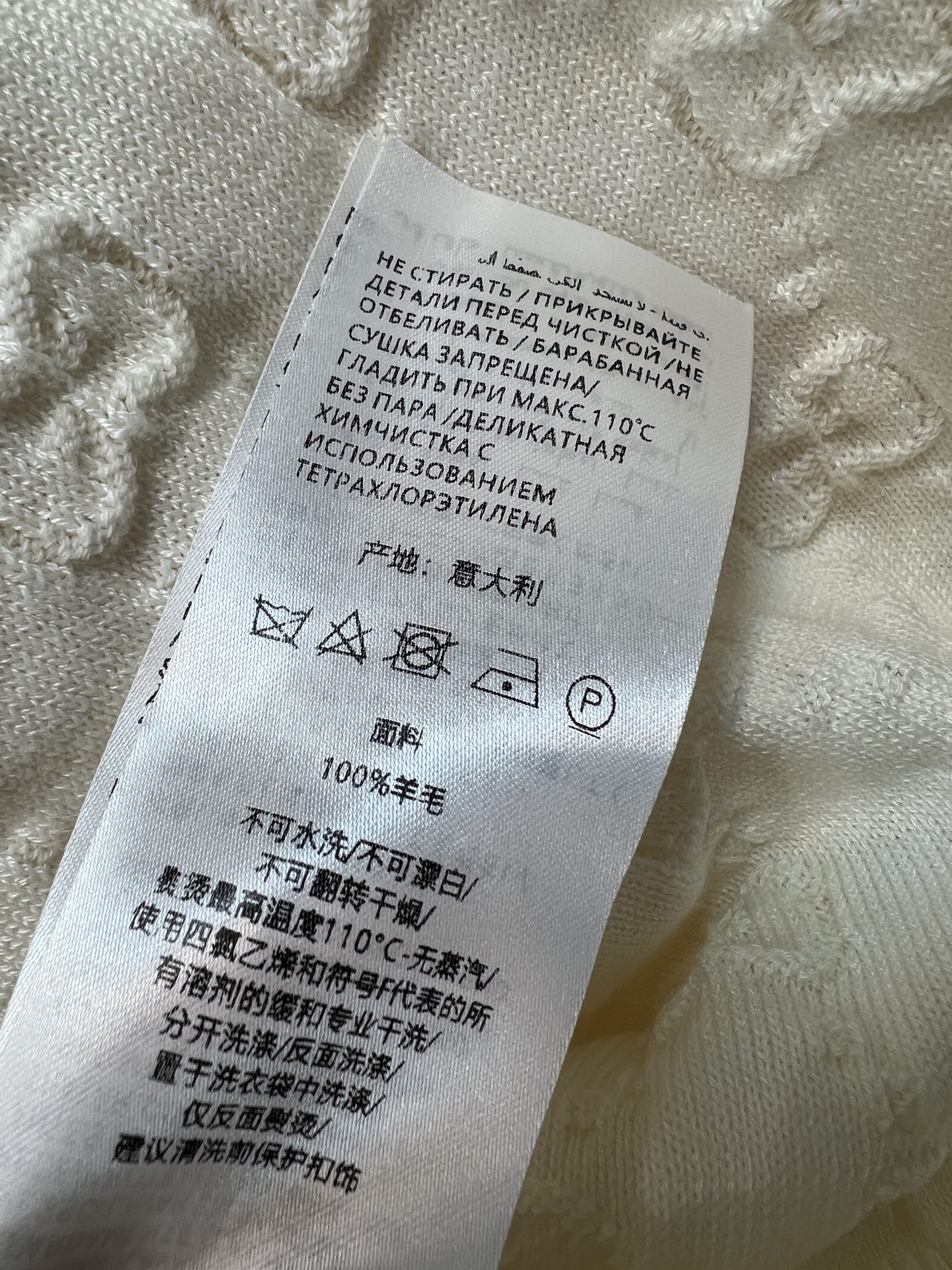 G家 26早秋新款 提花Polo领针织上衣 采用羊毛针织面料 软糯透气 经典红绿织带点缀Polo领口与袖口 衣身满铺立体