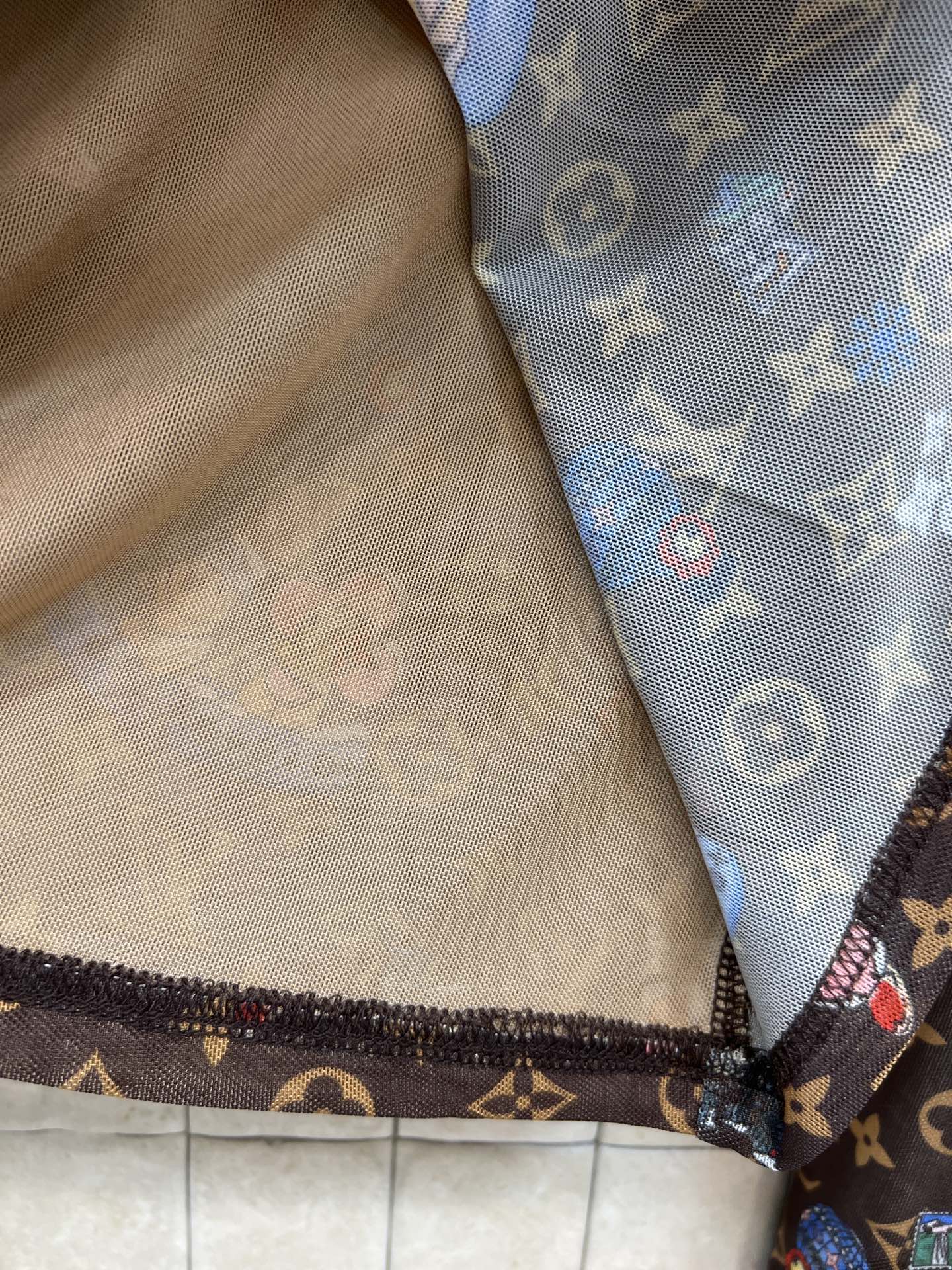L家 26早秋新款 老花长袖上衣 简约圆领贴合脖颈线条 短款衣长优化身材比例 轻薄通透的弹力网纱面料 柔软亲肤 长袖版型