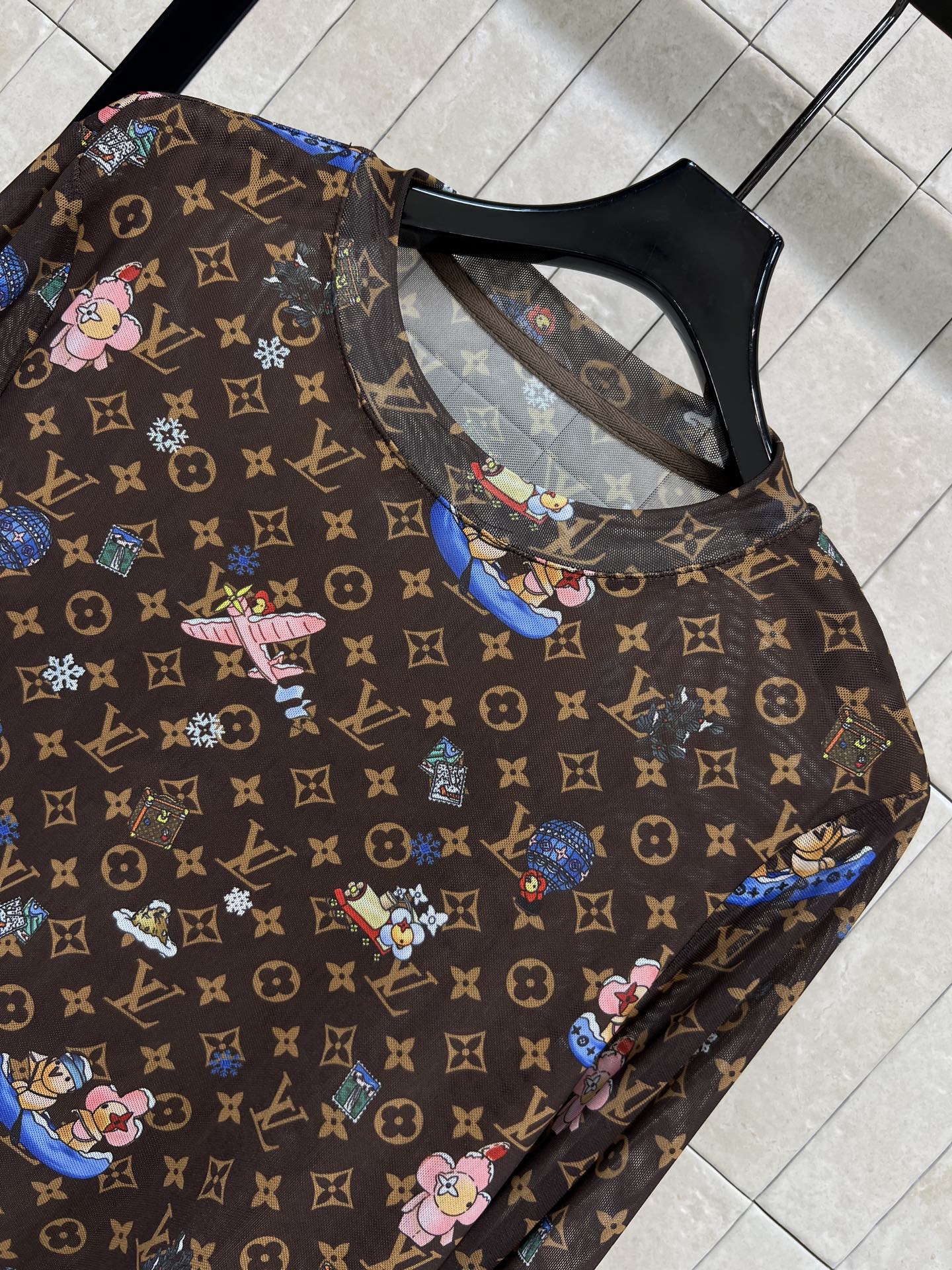 L家 26早秋新款 老花长袖上衣 简约圆领贴合脖颈线条 短款衣长优化身材比例 轻薄通透的弹力网纱面料 柔软亲肤 长袖版型