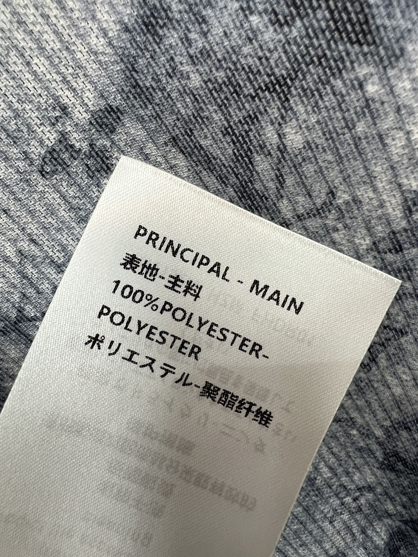 L家 26早秋新款 晕染老花长袖上衣 面料柔软亲肤 扎染晕染底色隐约铺满精致老花暗纹 复古氛围感十足 简约基础圆领 版型