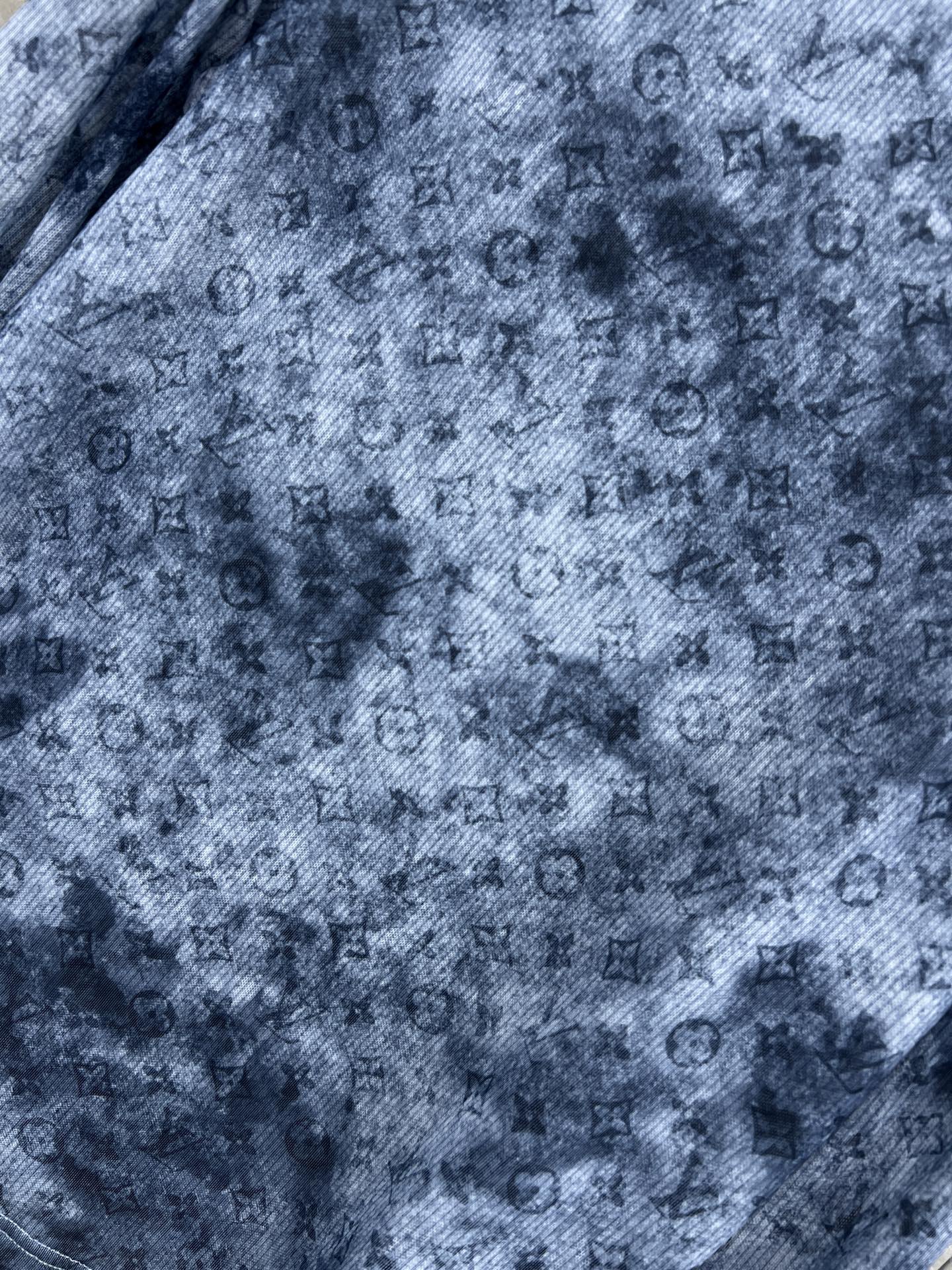 L家 26早秋新款 晕染老花长袖上衣 面料柔软亲肤 扎染晕染底色隐约铺满精致老花暗纹 复古氛围感十足 简约基础圆领 版型