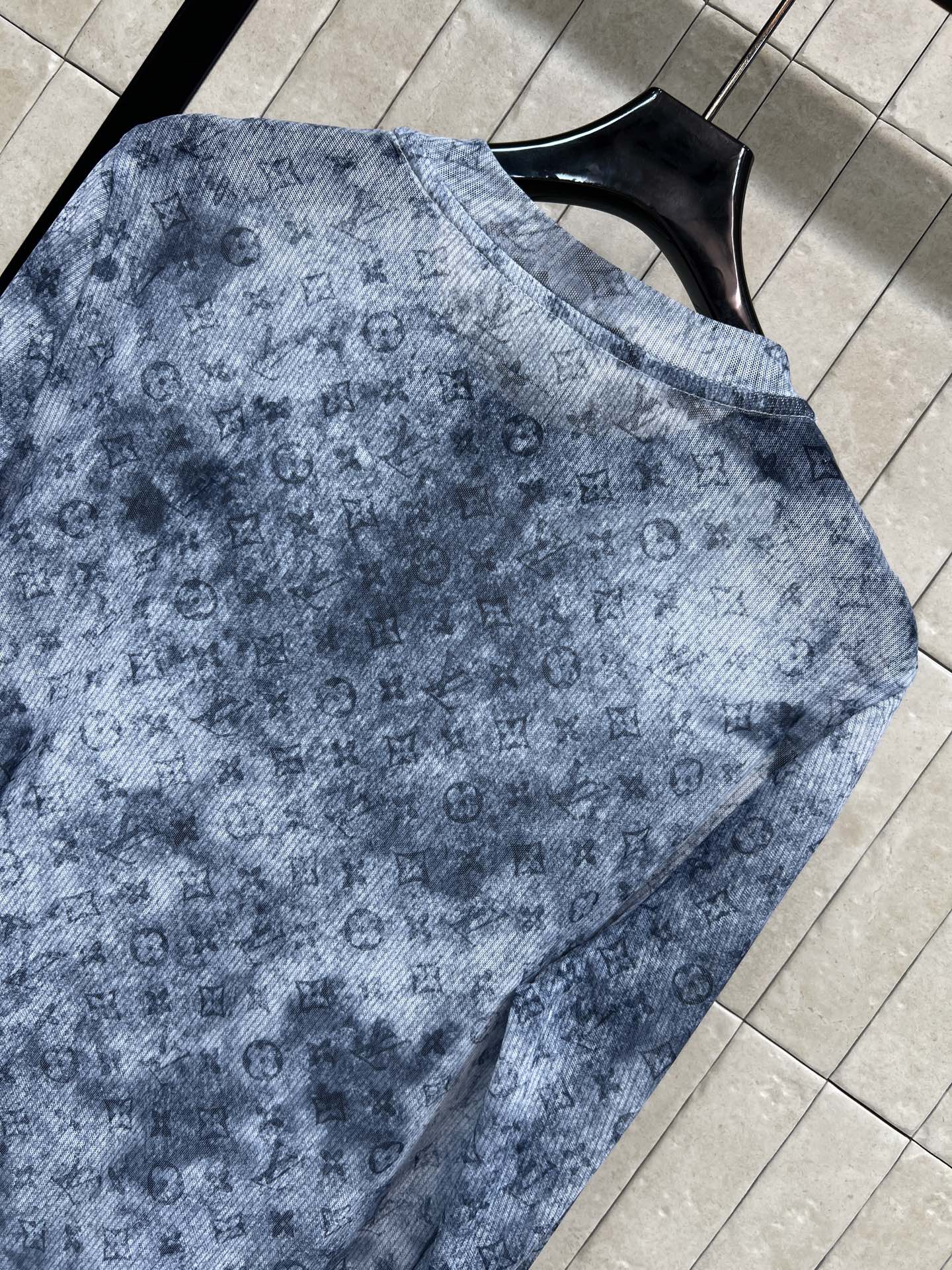 L家 26早秋新款 晕染老花长袖上衣 面料柔软亲肤 扎染晕染底色隐约铺满精致老花暗纹 复古氛围感十足 简约基础圆领 版型