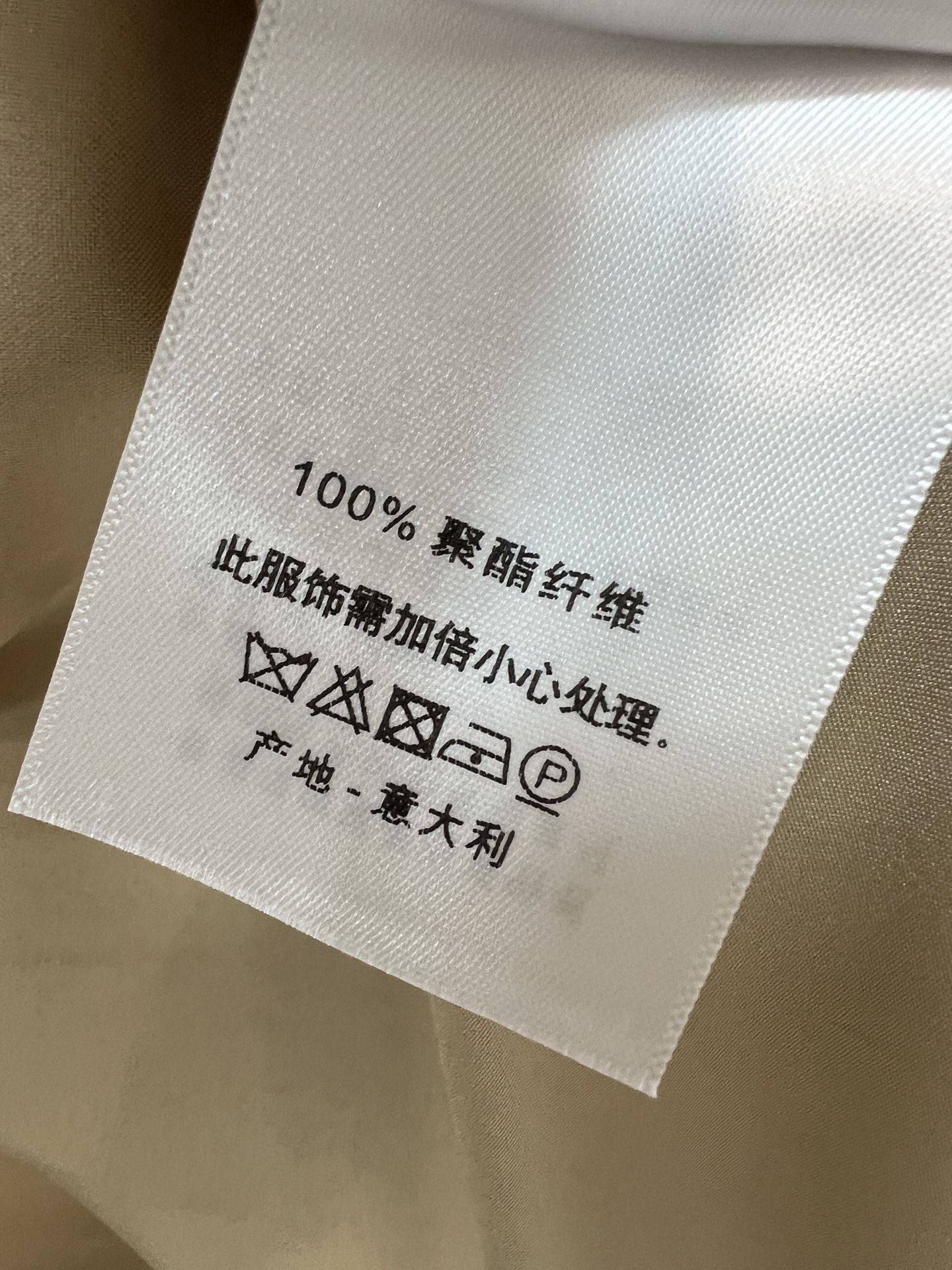 D家 26早秋新款 卡其色短款外套 挺括防风面料 门襟黑色纽扣质感十足 左胸logo刺绣徽章点缀 低调增加辨识度 斜插口