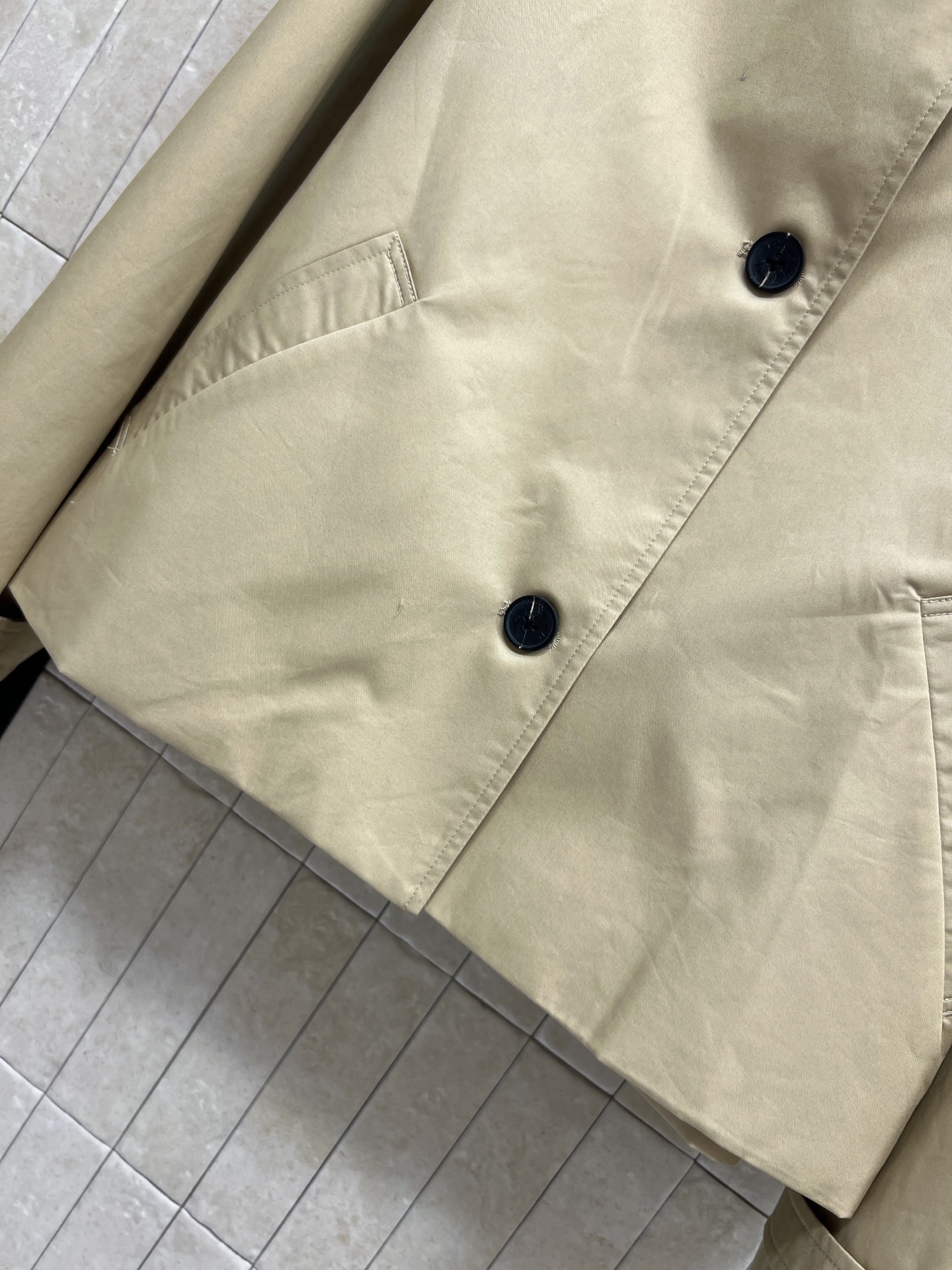 D家 26早秋新款 卡其色短款外套 挺括防风面料 门襟黑色纽扣质感十足 左胸logo刺绣徽章点缀 低调增加辨识度 斜插口