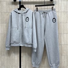 D家 26早秋新款 连帽卫衣套装 连帽抽绳卫衣外套+高腰束脚卫裤 外套为两面穿设计 正面精致徽章刺绣 另一面满印暗纹 解 D家 26早秋新款 连帽卫衣套装 连帽抽绳卫衣外套+高腰束脚卫裤 外套为两面穿设计 正面精致徽章刺绣 另一面满印暗纹 解