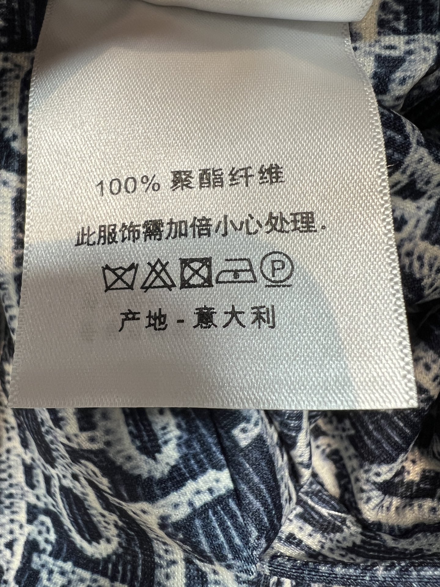 D家 26早秋新款 连帽卫衣套装 连帽抽绳卫衣外套+高腰束脚卫裤 外套为两面穿设计 正面精致徽章刺绣 另一面满印暗纹 解