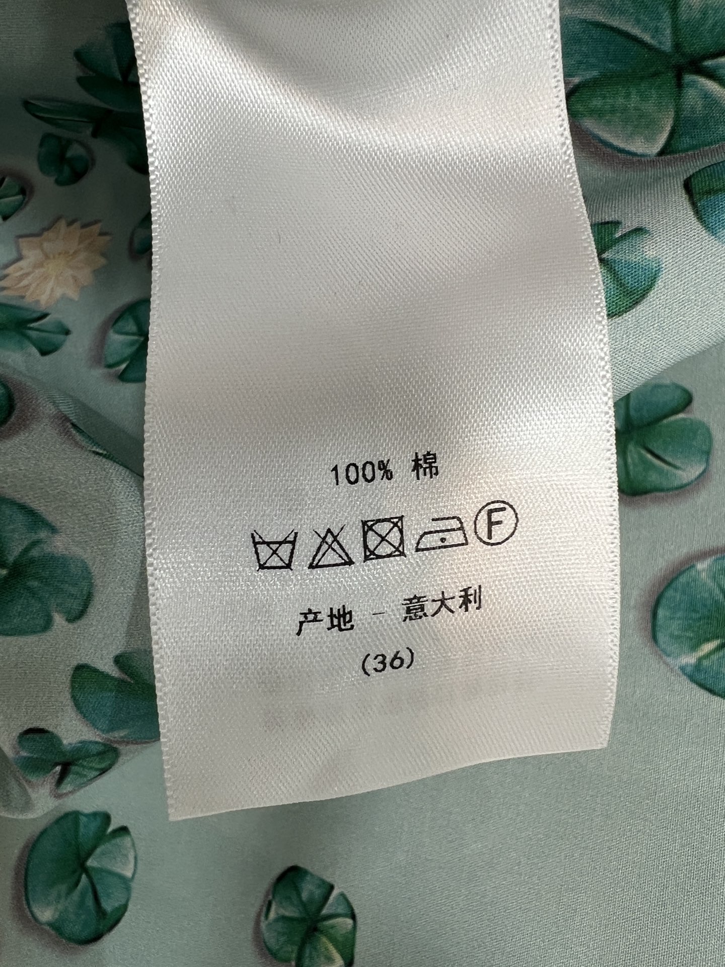 D家 26早秋新款 撞色印花长袖衬衫 棉质透气面料 清新底色铺满印花 门襟拼接白色撞色裁片 小立领别致又高级 白色翻折袖