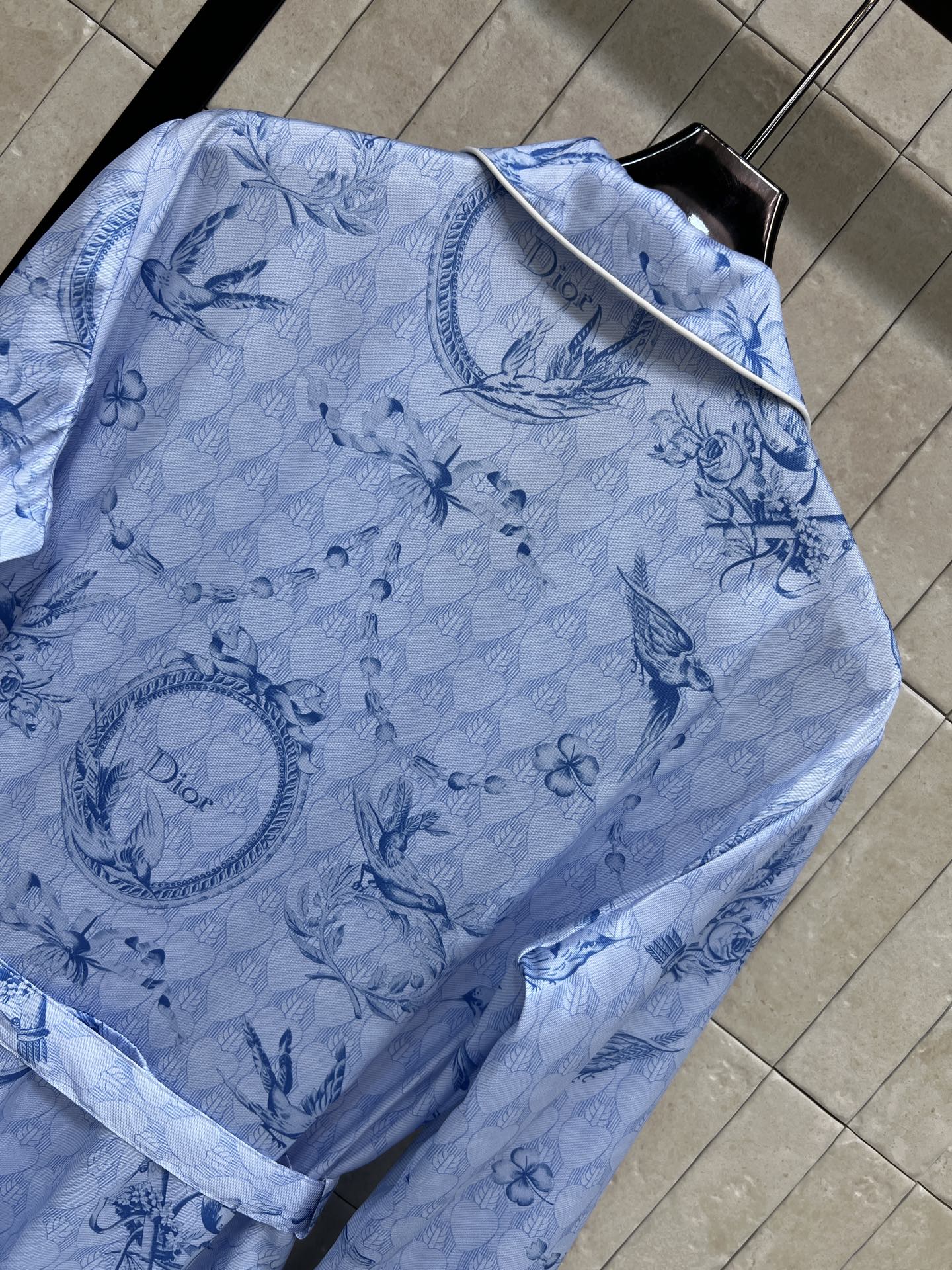 D家 26早秋新款 印花衬衫连衣裙 面料顺滑轻盈透气 底色搭配雅致花鸟满印图案 复古翻领搭配白色包边 精致感满满 单排纽
