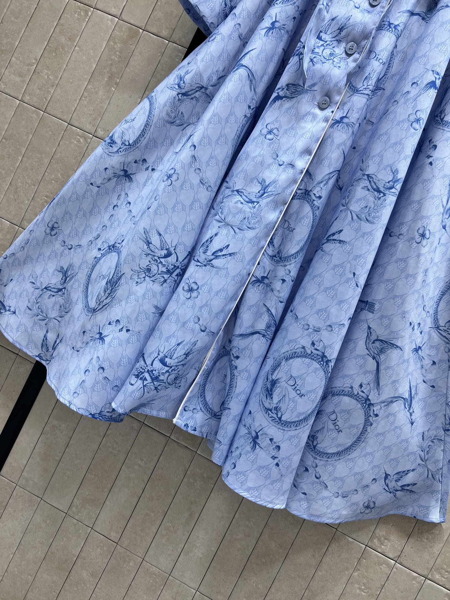 D家 26早秋新款 印花衬衫连衣裙 面料顺滑轻盈透气 底色搭配雅致花鸟满印图案 复古翻领搭配白色包边 精致感满满 单排纽