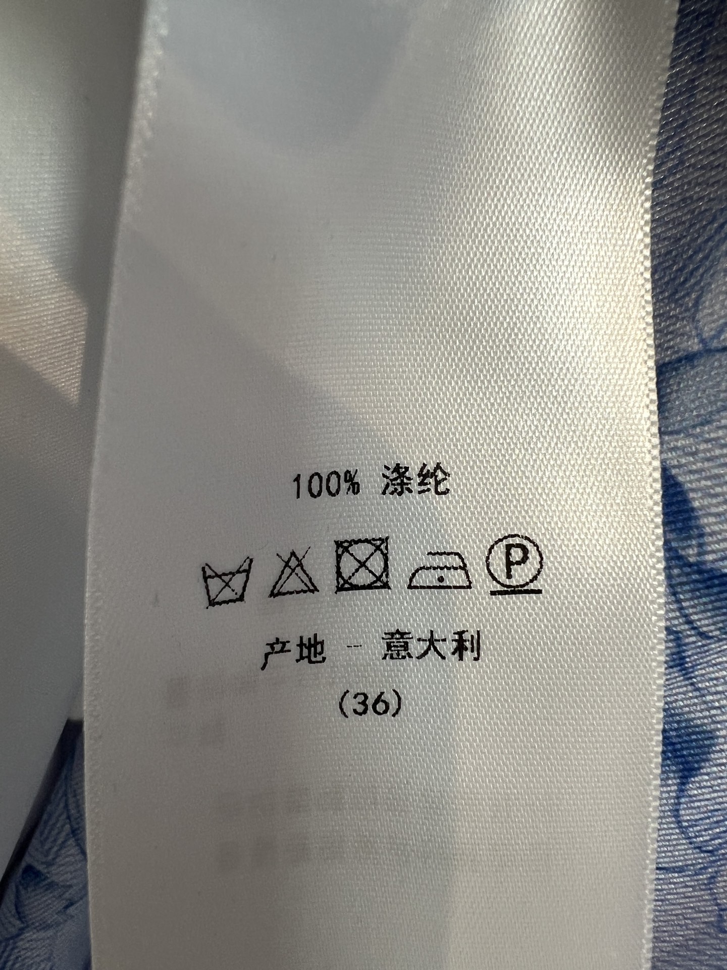 D家 26早秋新款 印花衬衫连衣裙 面料顺滑轻盈透气 底色搭配雅致花鸟满印图案 复古翻领搭配白色包边 精致感满满 单排纽