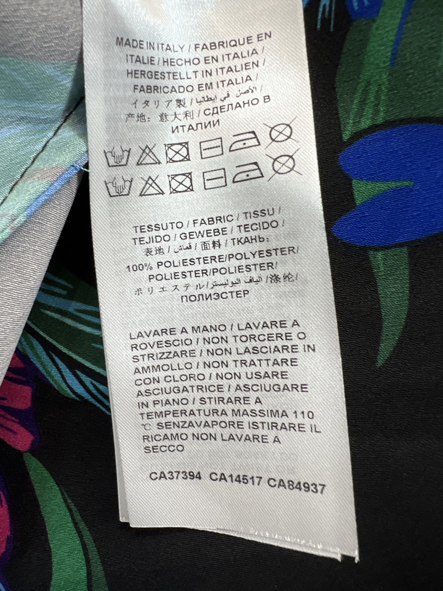G家 26早秋新款 花卉印花衬衫上衣 垂顺滑的面料不易起皱 沉稳黑底搭配浓艳蓝紫花卉印花 精致荷叶边小翻领 单排暗扣简约