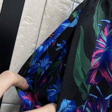 G家 26早秋新款 花卉印花高腰长裤 顺滑垂坠的棉质面料 复古黑底铺满蓝紫花卉印花 视觉氛围感拉满 高腰松紧腰头 不挑身 G家 26早秋新款 花卉印花高腰长裤 顺滑垂坠的棉质面料 复古黑底铺满蓝紫花卉印花 视觉氛围感拉满 高腰松紧腰头 不挑身