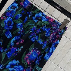 G家 26早秋新款 花卉印花高腰长裤 顺滑垂坠的棉质面料 复古黑底铺满蓝紫花卉印花 视觉氛围感拉满 高腰松紧腰头 不挑身 G家 26早秋新款 花卉印花高腰长裤 顺滑垂坠的棉质面料 复古黑底铺满蓝紫花卉印花 视觉氛围感拉满 高腰松紧腰头 不挑身