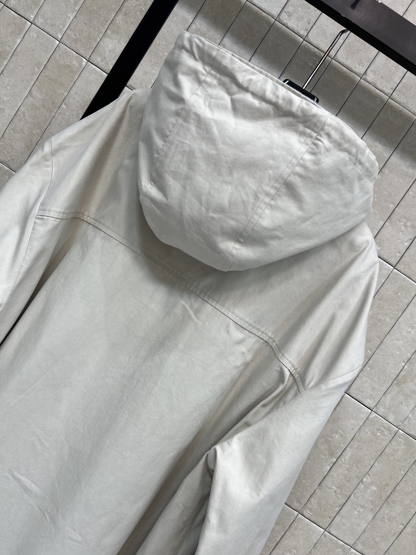 MIU家 26早秋新款 连帽长款风衣外套 天丝棉质混纺面料 打造两件叠穿的层次感效果 也可以分开穿 内里是灰色连帽 撞色