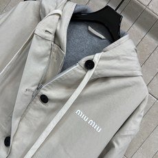 MIU家 26早秋新款 连帽短款风衣外套 天丝棉质混纺面料 打造两件叠穿的层次感效果 也可以分开穿 内里是灰色连帽 撞色 MIU家 26早秋新款 连帽短款风衣外套 天丝棉质混纺面料 打造两件叠穿的层次感效果 也可以分开穿 内里是灰色连帽 撞色