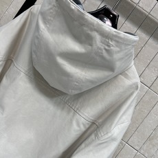 MIU家 26早秋新款 连帽短款风衣外套 天丝棉质混纺面料 打造两件叠穿的层次感效果 也可以分开穿 内里是灰色连帽 撞色 MIU家 26早秋新款 连帽短款风衣外套 天丝棉质混纺面料 打造两件叠穿的层次感效果 也可以分开穿 内里是灰色连帽 撞色