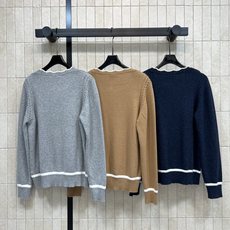 C家 26早秋新款 针织长袖上衣 采用羊绒针织面料 波浪花边圆领精致 衣身暗纹浮雕logo 下摆与袖口搭配白色撞色条纹 C家 26早秋新款 针织长袖上衣 采用羊绒针织面料 波浪花边圆领精致 衣身暗纹浮雕logo 下摆与袖口搭配白色撞色条纹