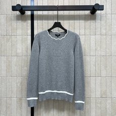 C家 26早秋新款 针织长袖上衣 采用羊绒针织面料 波浪花边圆领精致 衣身暗纹浮雕logo 下摆与袖口搭配白色撞色条纹 C家 26早秋新款 针织长袖上衣 采用羊绒针织面料 波浪花边圆领精致 衣身暗纹浮雕logo 下摆与袖口搭配白色撞色条纹
