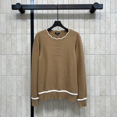 C家 26早秋新款 针织长袖上衣 采用羊绒针织面料 波浪花边圆领精致 衣身暗纹浮雕logo 下摆与袖口搭配白色撞色条纹 C家 26早秋新款 针织长袖上衣 采用羊绒针织面料 波浪花边圆领精致 衣身暗纹浮雕logo 下摆与袖口搭配白色撞色条纹