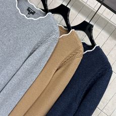 C家 26早秋新款 针织长袖上衣 采用羊绒针织面料 波浪花边圆领精致 衣身暗纹浮雕logo 下摆与袖口搭配白色撞色条纹 C家 26早秋新款 针织长袖上衣 采用羊绒针织面料 波浪花边圆领精致 衣身暗纹浮雕logo 下摆与袖口搭配白色撞色条纹