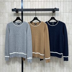 C家 26早秋新款 针织长袖上衣 采用羊绒针织面料 波浪花边圆领精致 衣身暗纹浮雕logo 下摆与袖口搭配白色撞色条纹 C家 26早秋新款 针织长袖上衣 采用羊绒针织面料 波浪花边圆领精致 衣身暗纹浮雕logo 下摆与袖口搭配白色撞色条纹