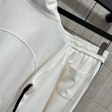 G家 26早秋新款 GG提花套装 立领上衣+高腰长裤 棉质混纺面料 软糯垂顺上身舒适 衣身满印暗纹提花 半开拉链立领上衣 G家 26早秋新款 GG提花套装 立领上衣+高腰长裤 棉质混纺面料 软糯垂顺上身舒适 衣身满印暗纹提花 半开拉链立领上衣