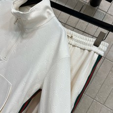 G家 26早秋新款 GG提花套装 立领上衣+高腰长裤 棉质混纺面料 软糯垂顺上身舒适 衣身满印暗纹提花 半开拉链立领上衣 G家 26早秋新款 GG提花套装 立领上衣+高腰长裤 棉质混纺面料 软糯垂顺上身舒适 衣身满印暗纹提花 半开拉链立领上衣