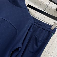 G家 26早秋新款 GG提花套装 立领上衣+高腰长裤 棉质混纺面料 软糯垂顺上身舒适 衣身满印暗纹提花 半开拉链立领上衣 G家 26早秋新款 GG提花套装 立领上衣+高腰长裤 棉质混纺面料 软糯垂顺上身舒适 衣身满印暗纹提花 半开拉链立领上衣