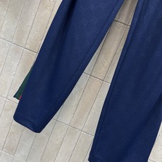 G家 26早秋新款 GG提花套装 立领上衣+高腰长裤 棉质混纺面料 软糯垂顺上身舒适 衣身满印暗纹提花 半开拉链立领上衣 G家 26早秋新款 GG提花套装 立领上衣+高腰长裤 棉质混纺面料 软糯垂顺上身舒适 衣身满印暗纹提花 半开拉链立领上衣