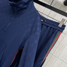 G家 26早秋新款 GG提花套装 立领上衣+高腰长裤 棉质混纺面料 软糯垂顺上身舒适 衣身满印暗纹提花 半开拉链立领上衣 G家 26早秋新款 GG提花套装 立领上衣+高腰长裤 棉质混纺面料 软糯垂顺上身舒适 衣身满印暗纹提花 半开拉链立领上衣
