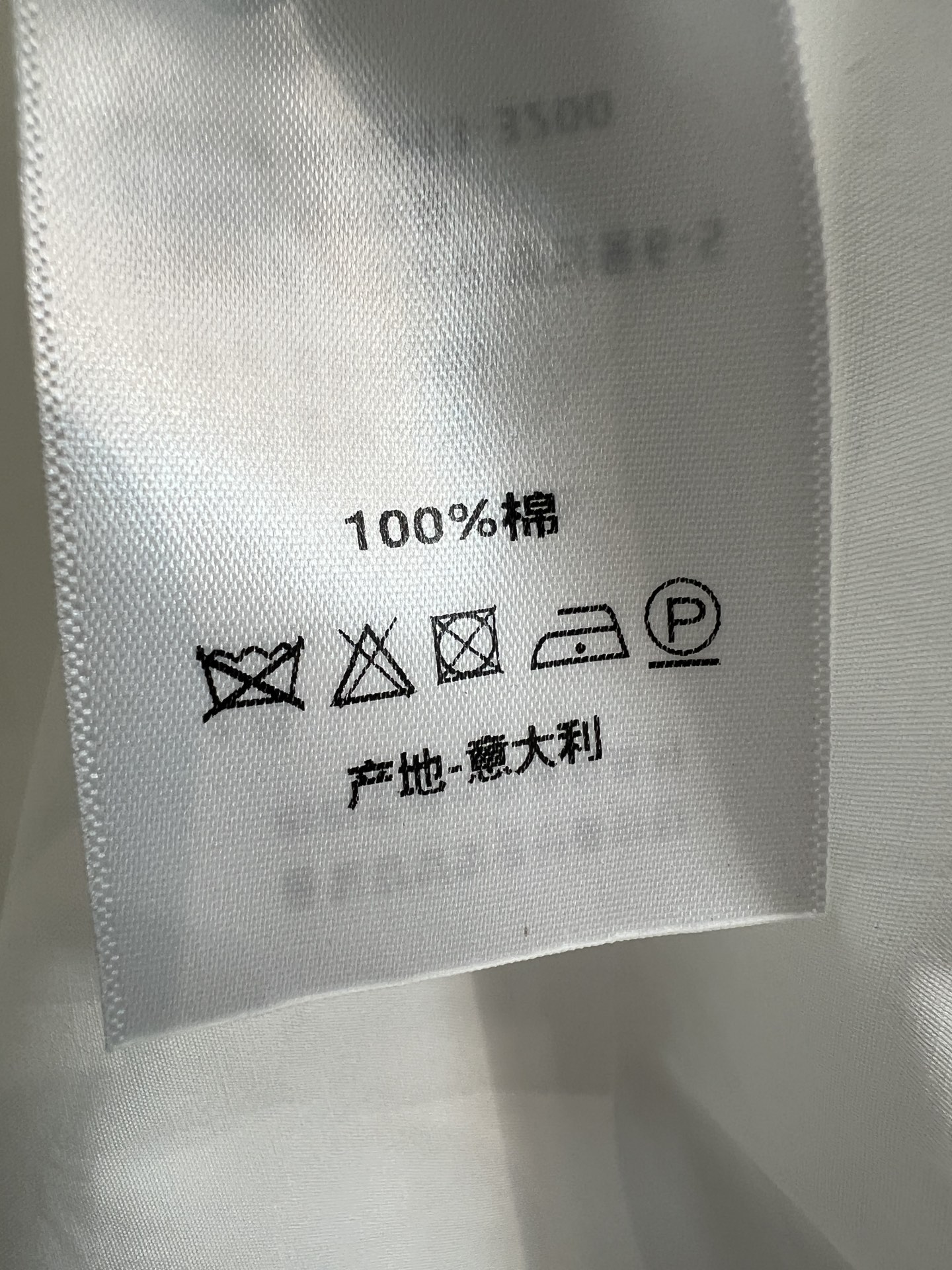 D家 26早秋新款 立领长袖衬衫 挺括不易皱的棉质面料 飘带立领 自带氛围感 胸口logo刺绣标识精致 袖口拼接蕾丝花边