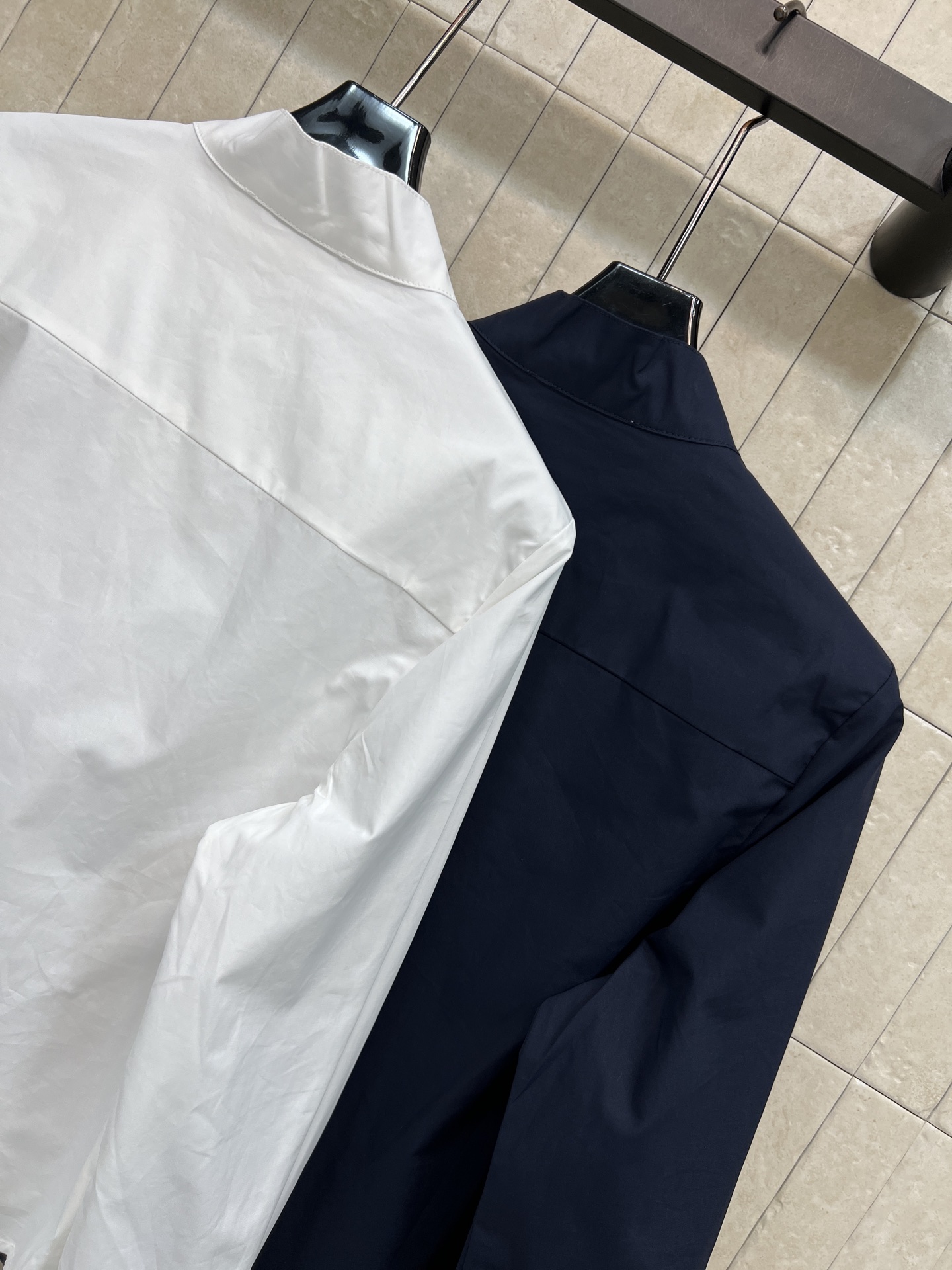 D家 26早秋新款 立领长袖衬衫 挺括不易皱的棉质面料 飘带立领 自带氛围感 胸口logo刺绣标识精致 袖口拼接蕾丝花边