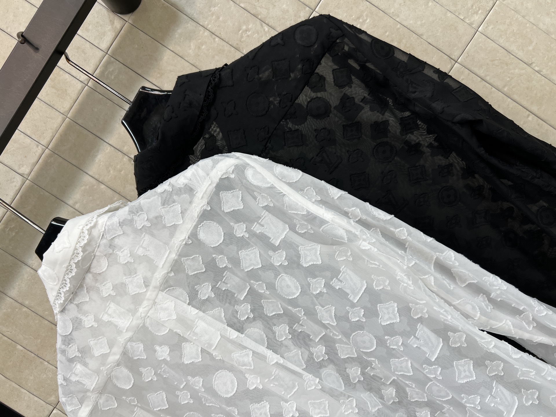 L家 26早秋新款 提花长袖衬衫 娃娃领拼接精致蕾丝花边 衣身满幅立体暗纹提花 自带通透微透质感 门襟点缀金属装饰扣 细