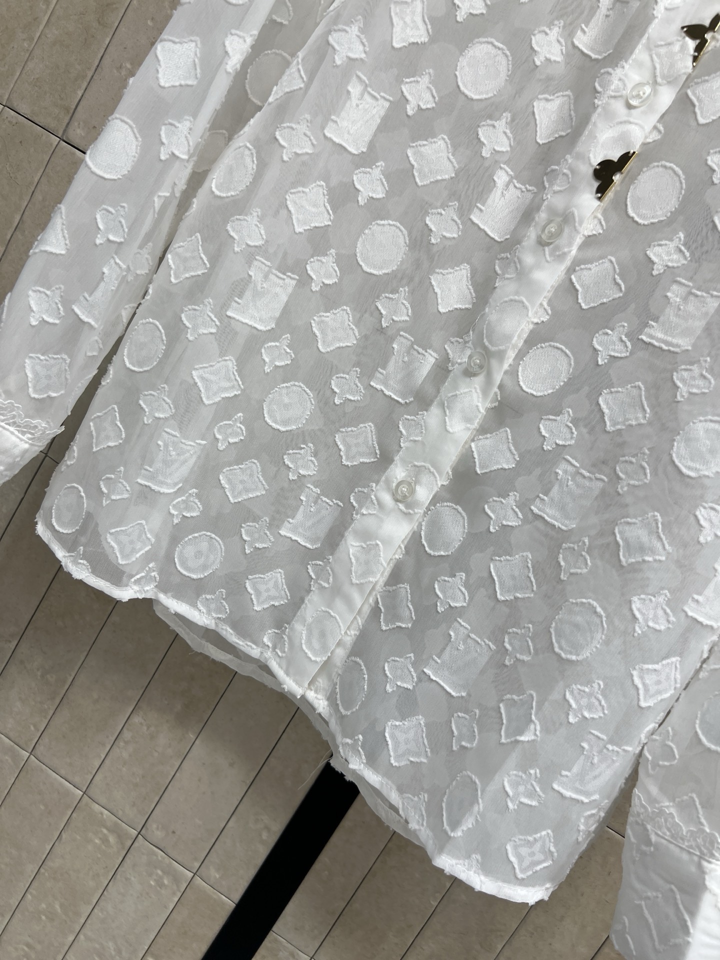 L家 26早秋新款 提花长袖衬衫 娃娃领拼接精致蕾丝花边 衣身满幅立体暗纹提花 自带通透微透质感 门襟点缀金属装饰扣 细