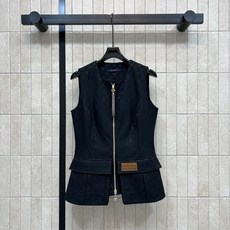 L家 26早秋新款 老花黑色牛仔马甲 采用牛仔棉面料挺括有型 圆领无袖款式整条金色长拉链贯穿衣身 logo细节精致下摆小 L家 26早秋新款 老花黑色牛仔马甲 采用牛仔棉面料挺括有型 圆领无袖款式整条金色长拉链贯穿衣身 logo细节精致下摆小