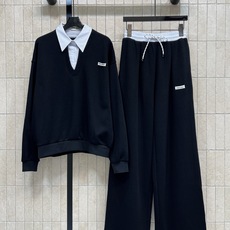 MIU家 26早秋新款 撞色卫衣套装 翻领长袖卫衣+高腰长裤 经典黑色系 衬衫领跟腰头都采用撞色拼接假两件设计 层次感满 MIU家 26早秋新款 撞色卫衣套装 翻领长袖卫衣+高腰长裤 经典黑色系 衬衫领跟腰头都采用撞色拼接假两件设计 层次感满