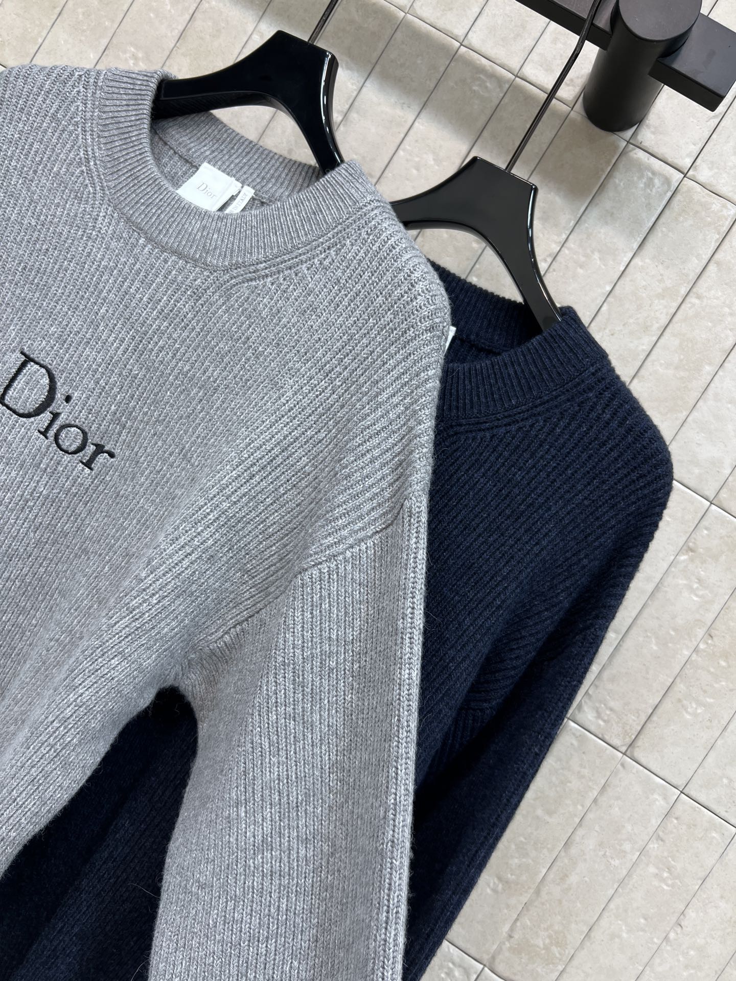 D家 26早秋新款 圆领针织长袖上衣 采用羊毛针织面料 简约圆领版型 胸前精致logo刺绣 低调有辨识度 坑条竖纹针织肌