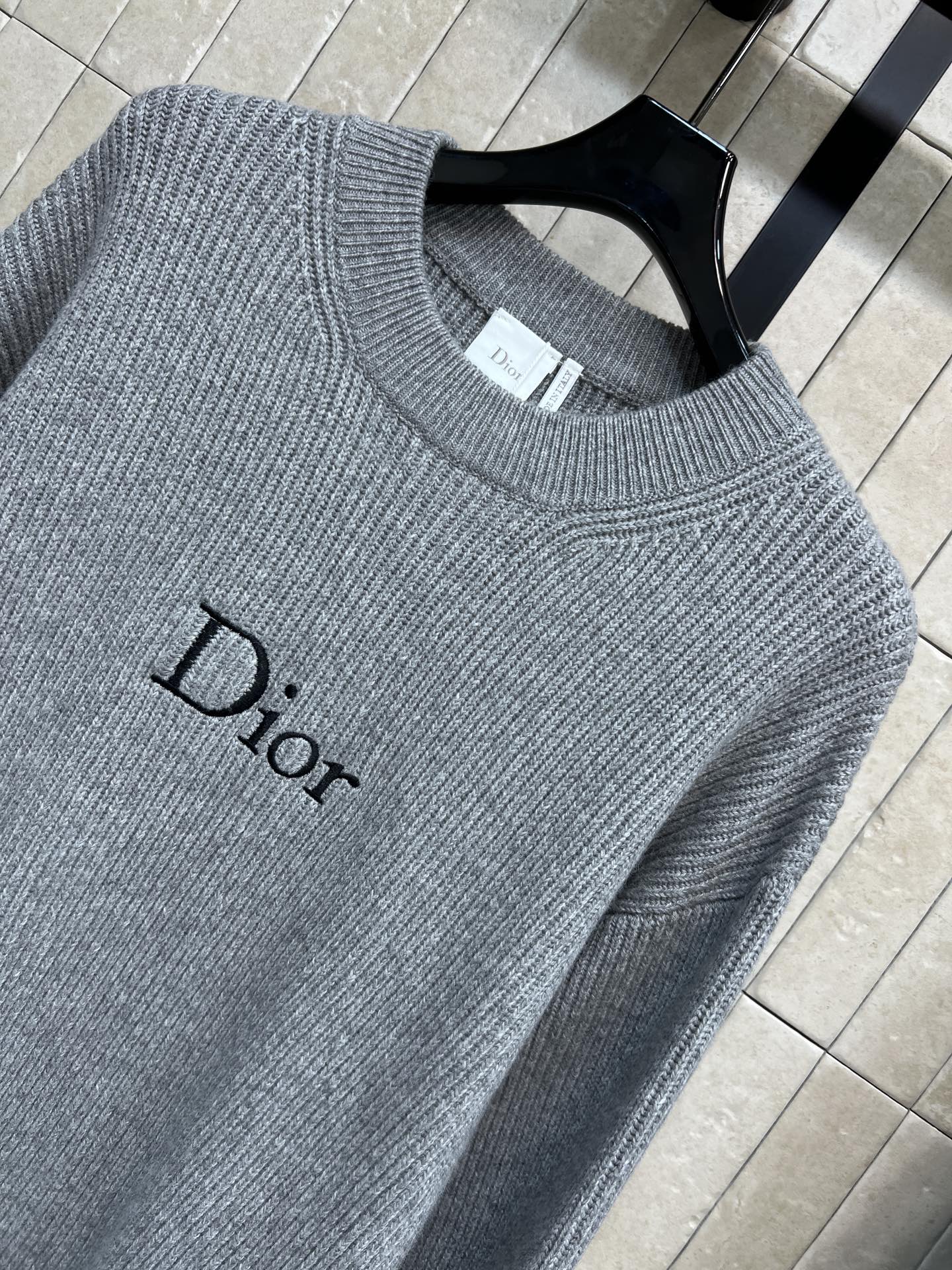 D家 26早秋新款 圆领针织长袖上衣 采用羊毛针织面料 简约圆领版型 胸前精致logo刺绣 低调有辨识度 坑条竖纹针织肌