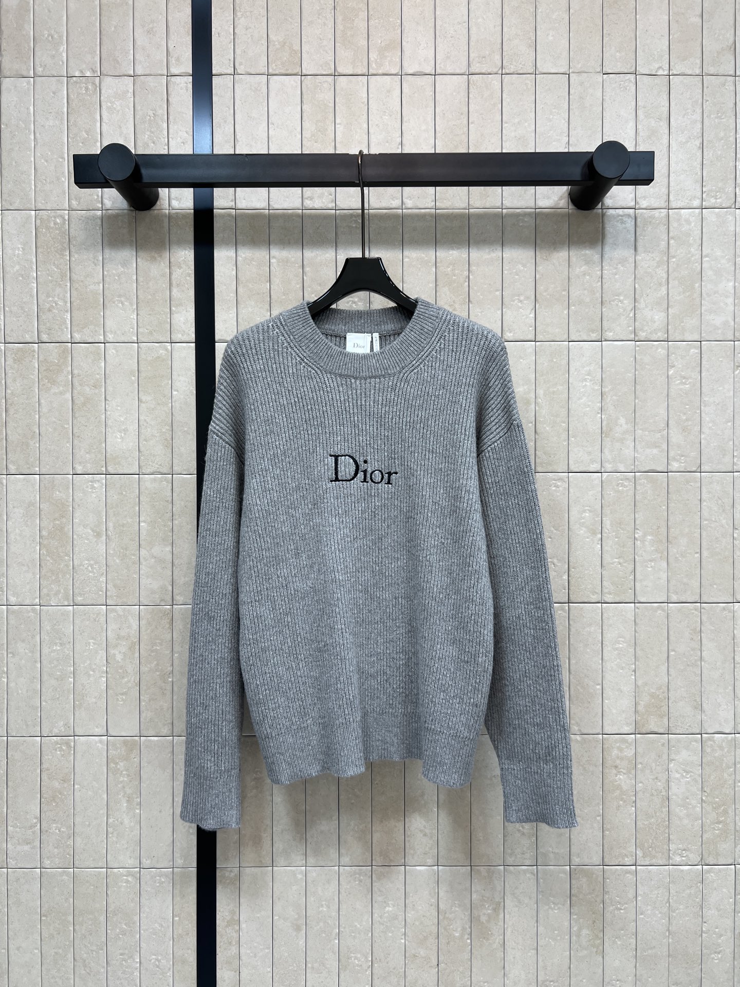 D家 26早秋新款 圆领针织长袖上衣 采用羊毛针织面料 简约圆领版型 胸前精致logo刺绣 低调有辨识度 坑条竖纹针织肌