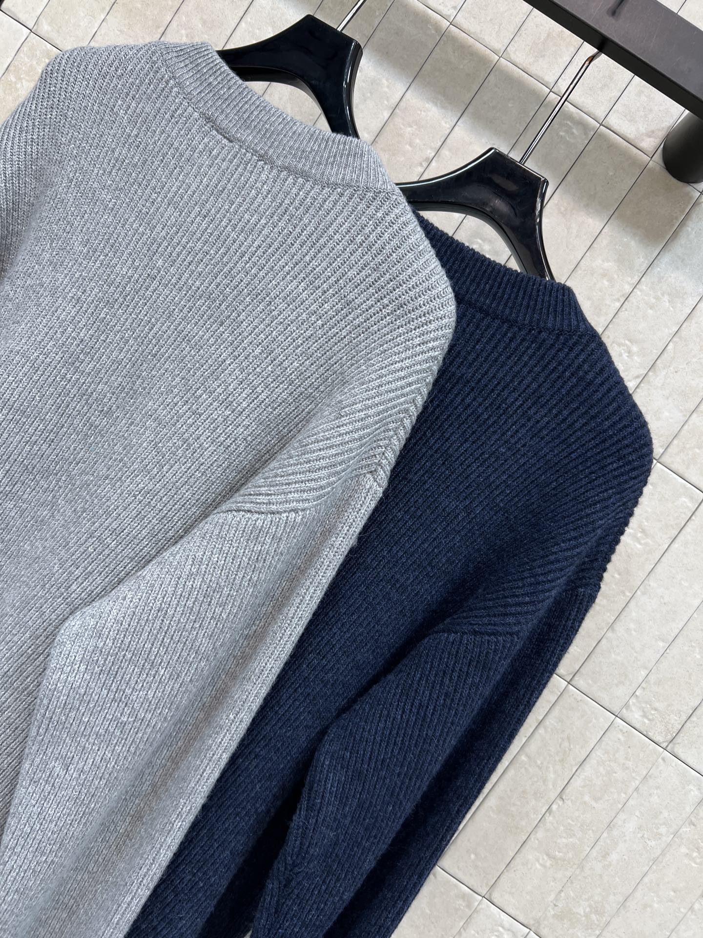 D家 26早秋新款 圆领针织长袖上衣 采用羊毛针织面料 简约圆领版型 胸前精致logo刺绣 低调有辨识度 坑条竖纹针织肌