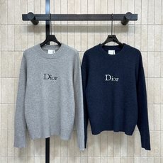 D家 26早秋新款 圆领针织长袖上衣 采用羊毛针织面料 简约圆领版型 胸前精致logo刺绣 低调有辨识度 坑条竖纹针织肌 D家 26早秋新款 圆领针织长袖上衣 采用羊毛针织面料 简约圆领版型 胸前精致logo刺绣 低调有辨识度 坑条竖纹针织肌