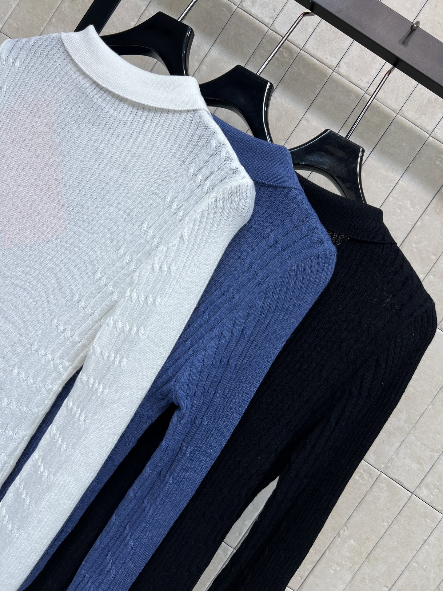 MIU家 26早秋新款 POLO领针织长袖上衣 采用羊毛针织面料 经典翻领polo设计搭配半开扣门襟 衣身自带肌理层次感