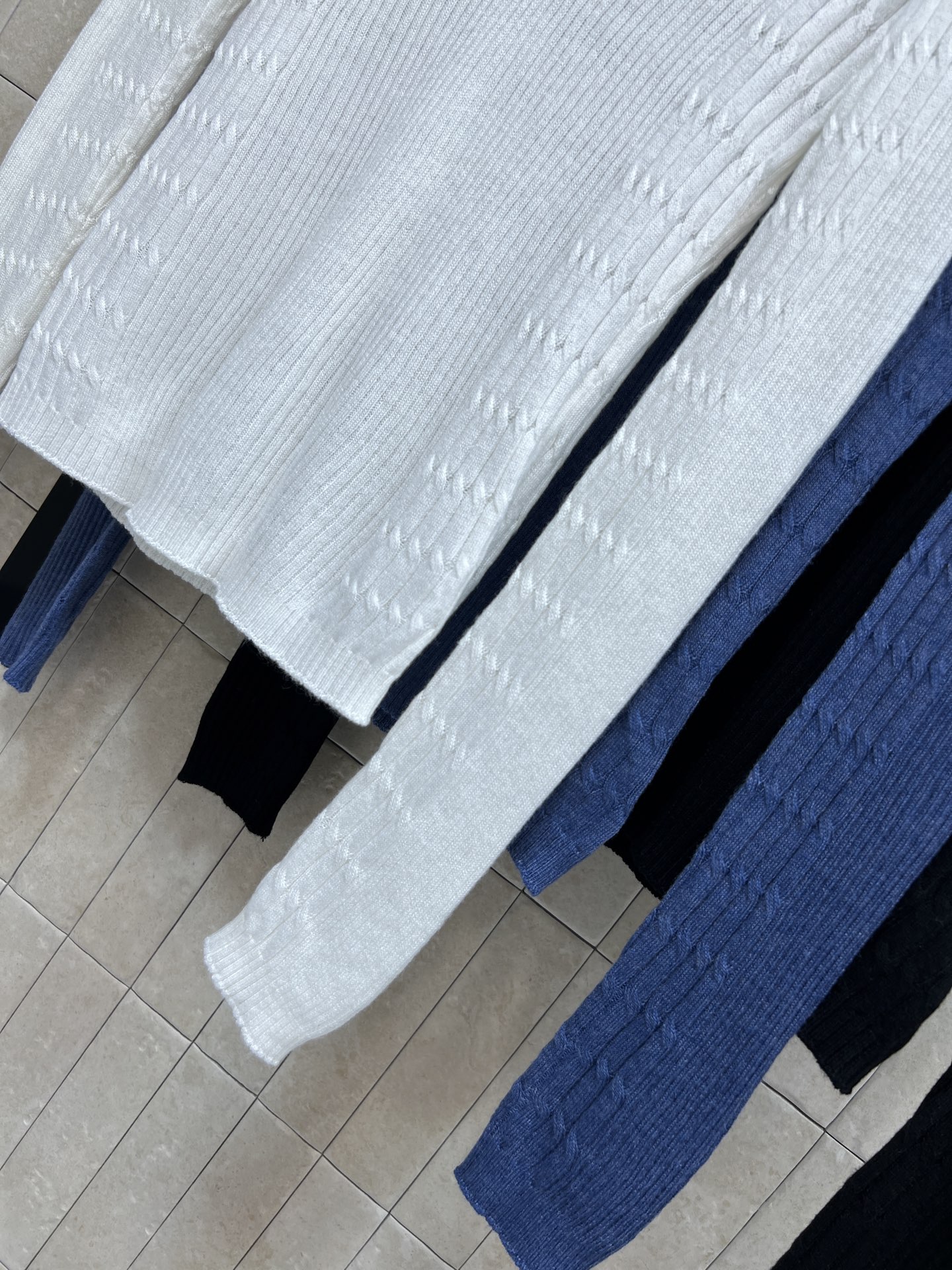 MIU家 26早秋新款 POLO领针织长袖上衣 采用羊毛针织面料 经典翻领polo设计搭配半开扣门襟 衣身自带肌理层次感