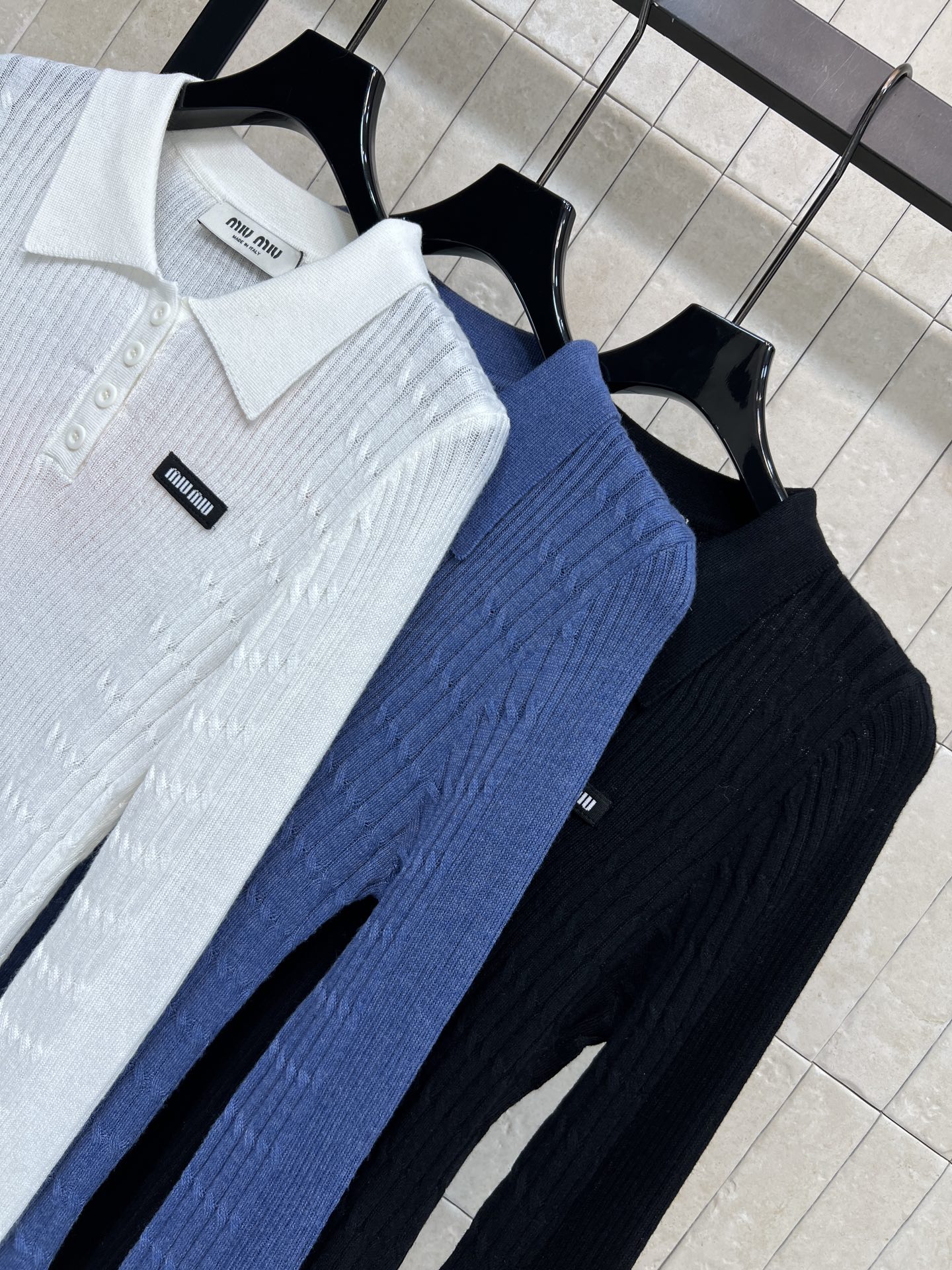 MIU家 26早秋新款 POLO领针织长袖上衣 采用羊毛针织面料 经典翻领polo设计搭配半开扣门襟 衣身自带肌理层次感