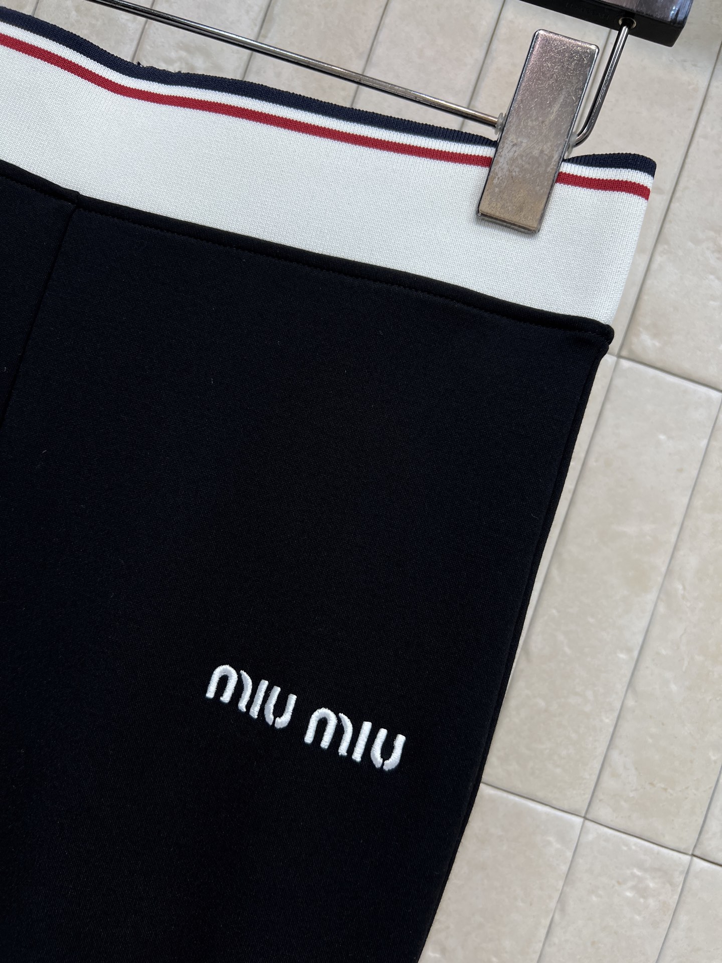 MIU家 26早秋新款 撞色腰头小脚长裤 顺滑柔软面料 上身亲肤舒适弹力修身 撞色宽边高腰腰头红白细条纹设计辨识度拉满 