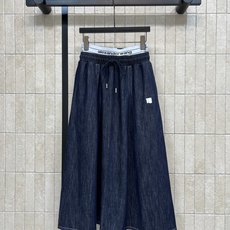 AW家 26早秋新款 拼接腰头半裙 内层织带logo辨识度十足 外层松紧抽绳 穿脱舒适还能自由调节腰围 立体分割A字大裙 AW家 26早秋新款 拼接腰头半裙 内层织带logo辨识度十足 外层松紧抽绳 穿脱舒适还能自由调节腰围 立体分割A字大裙
