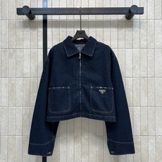 PD家 26早秋新款 短裤牛仔外套 牛仔棉面料 耐穿有型 经典翻领搭配居中拉链开合 穿脱便捷 两侧大贴袋设计 口袋处点缀 PD家 26早秋新款 短裤牛仔外套 牛仔棉面料 耐穿有型 经典翻领搭配居中拉链开合 穿脱便捷 两侧大贴袋设计 口袋处点缀